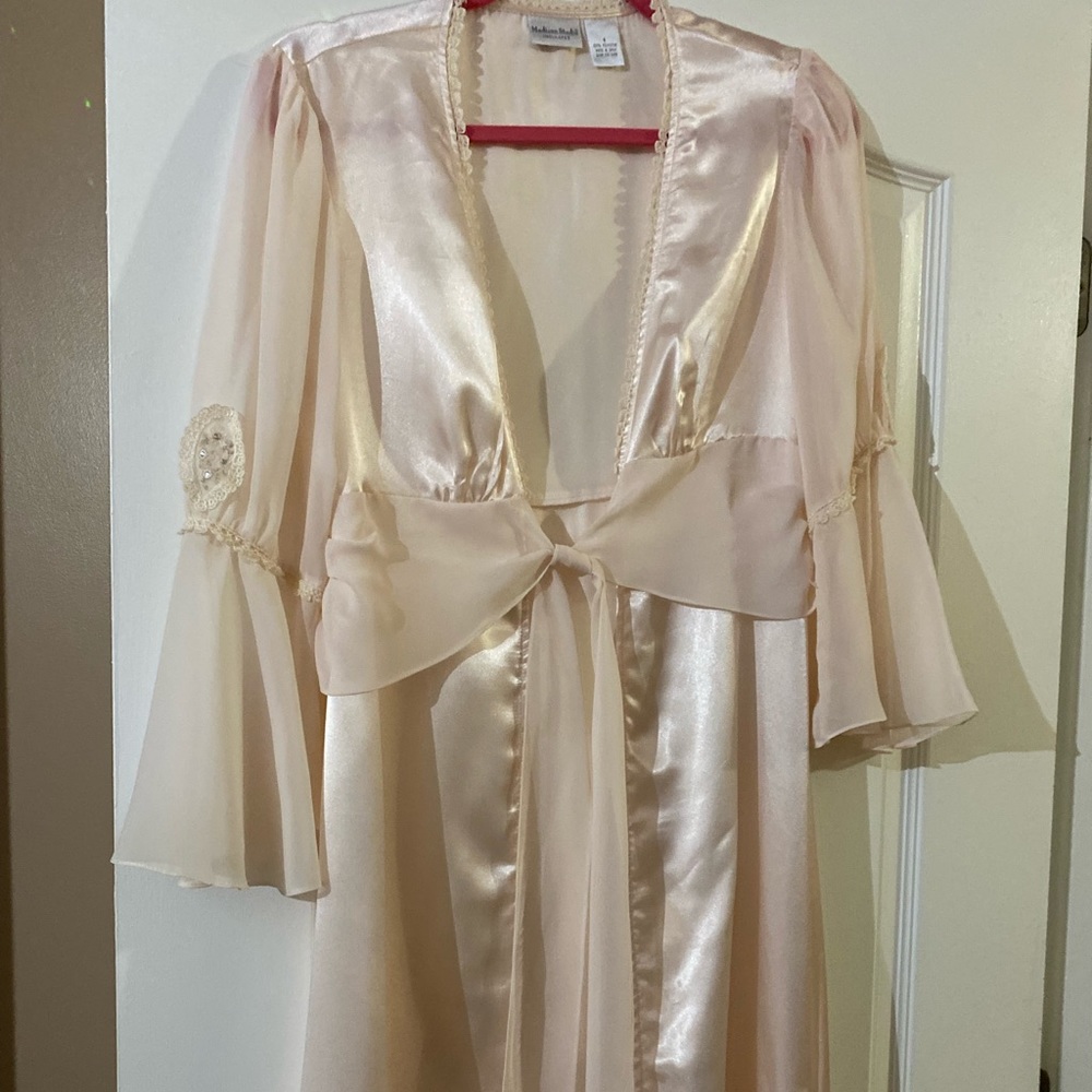 Robe - Picture 2 of 3